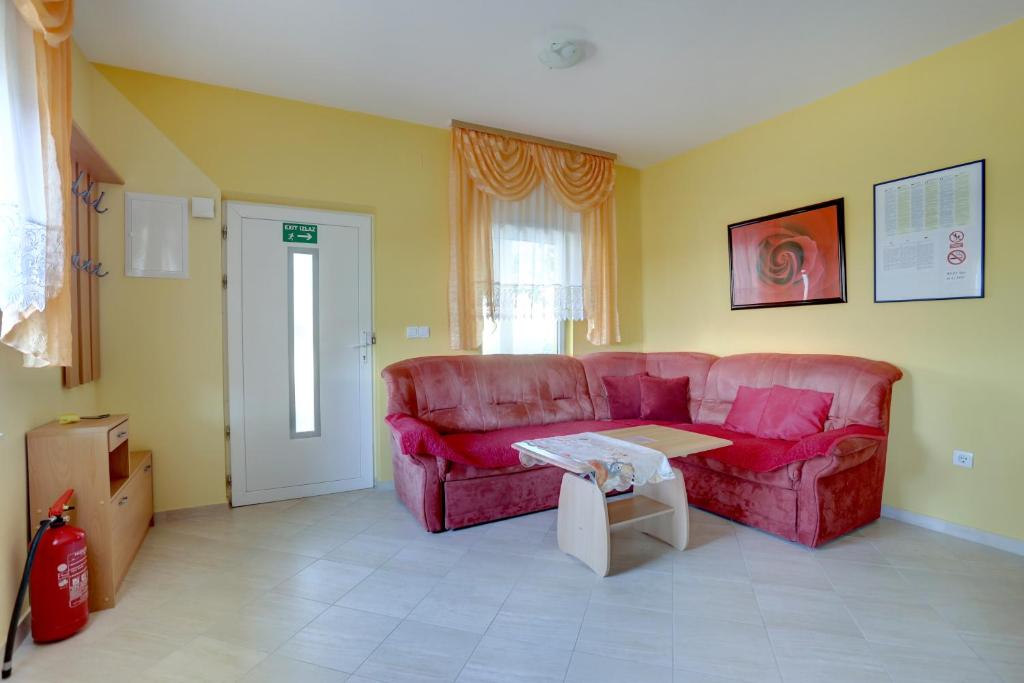 Family friendly apartments with a swimming pool Kastel Sucurac, Kastela - 14047 - Apartamento Con Terraza Y Vista Al Mar