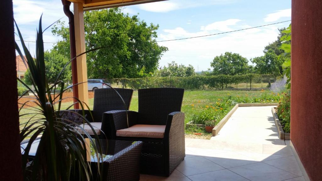 Vonkajšia záhrada v ubytovaní Apartments with a parking space Ninski Stanovi, Zadar - 14067