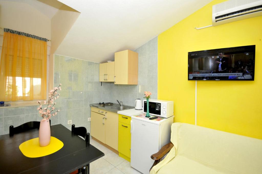 Kuchnia lub aneks kuchenny w obiekcie Apartments with a parking space Okrug Donji, Ciovo - 13732