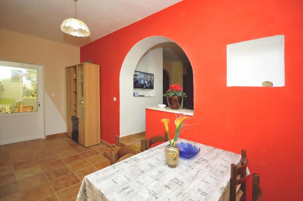 Telewizja i/lub zestaw kina domowego w obiekcie Apartments with a parking space Okrug Donji, Ciovo - 13732