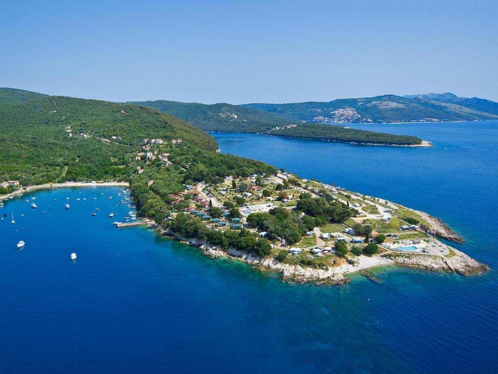 una vista aérea de una pequeña isla en el agua en Marina Camping Resort by Valamar, en Rabac