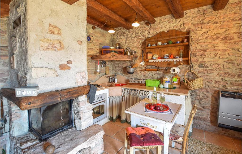 A kitchen or kitchenette at Amazing Home In Lamon With Wifi