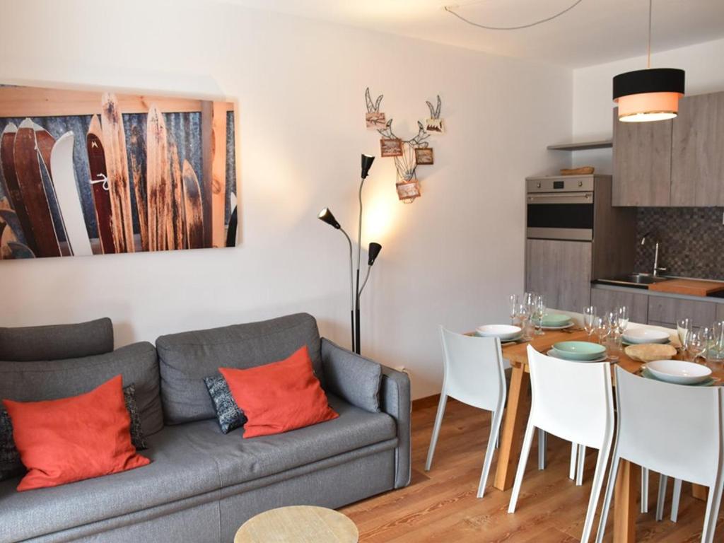 ein Wohnzimmer mit einem Sofa und einem Tisch in der Unterkunft Appartement Montgenèvre, 2 pièces, 6 personnes - FR-1-266-190 in Montgenèvre