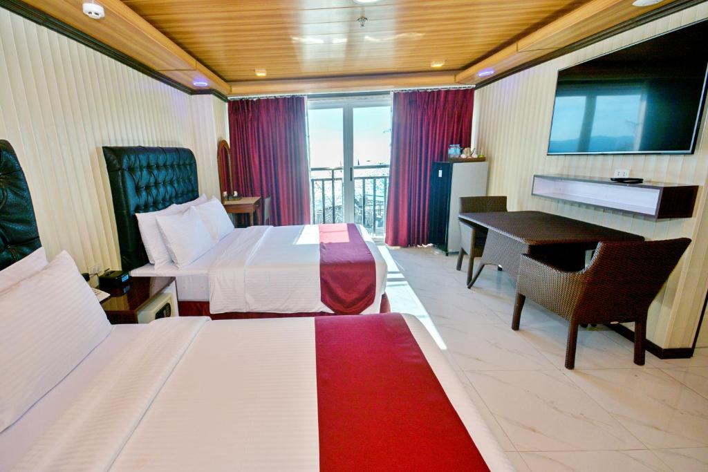 Postel nebo postele na pokoji v ubytování Diamond Water Edge Resort
