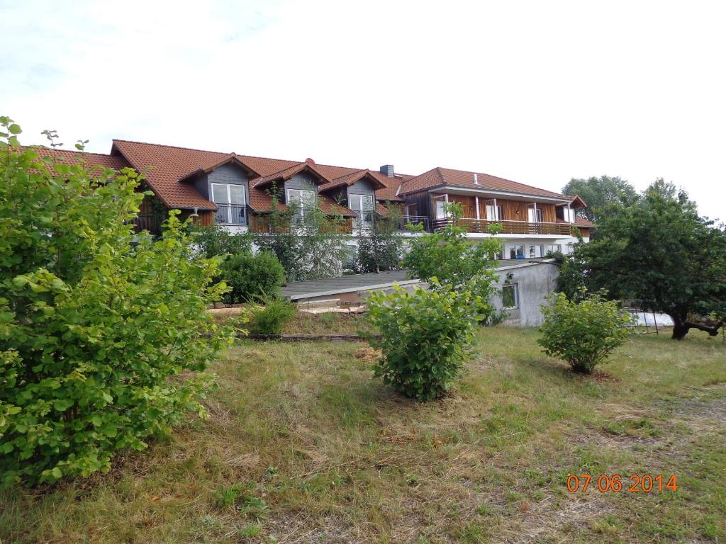 een groot huis met struiken ervoor bij Hotel Leo's Ruh in Waldböckelheim