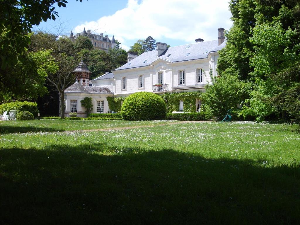 a large white house with a large yard at Chambre d'hôte Manoir de Clairbois in Larçay