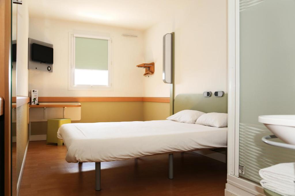Postel nebo postele na pokoji v ubytování Ibis Budget Aubenas
