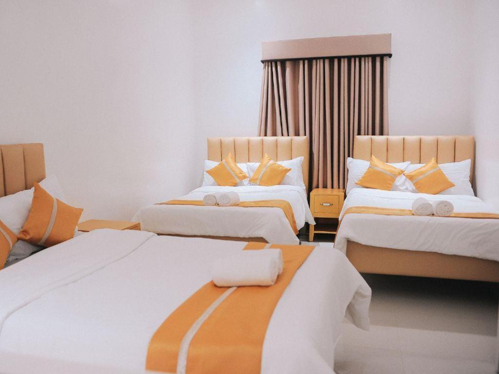 Postel nebo postele na pokoji v ubytování Villa Excellance Beach and Wave Pool Resort