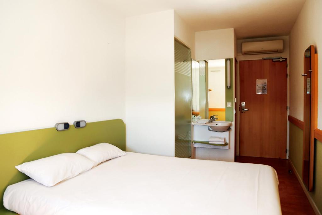 Postel nebo postele na pokoji v ubytování Ibis Budget Aubenas