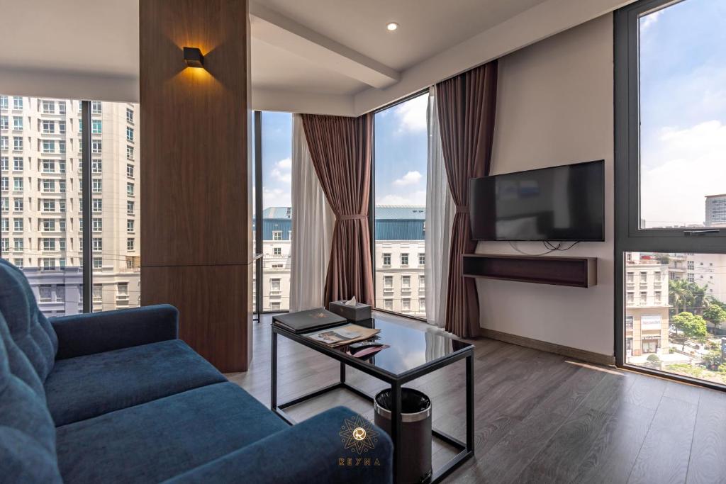 TV a/nebo společenská místnost v ubytování Reyna Hotel Hanoi & Spa