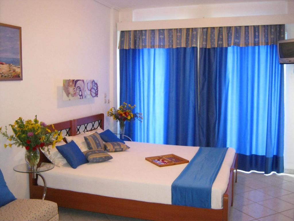 Łóżko lub łóżka w pokoju w obiekcie Neapoli Rooms