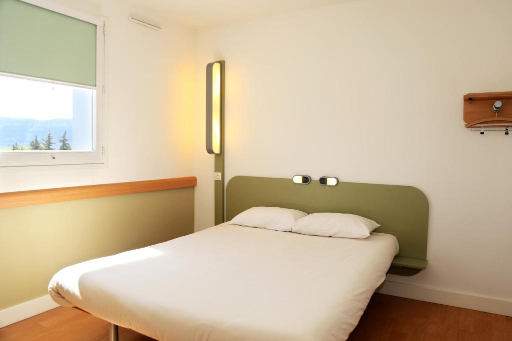 Postel nebo postele na pokoji v ubytování Ibis Budget Aubenas