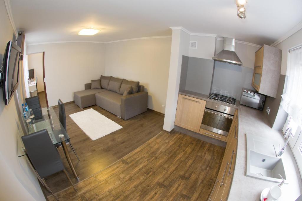 ein Wohnzimmer und eine Küche in einem Apartment mit Luftblick in der Unterkunft Apartament Lazur in Piła