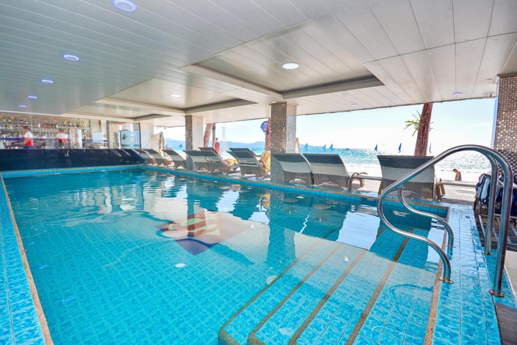 Bazén v ubytování Diamond Water Edge Resort nebo v jeho okolí