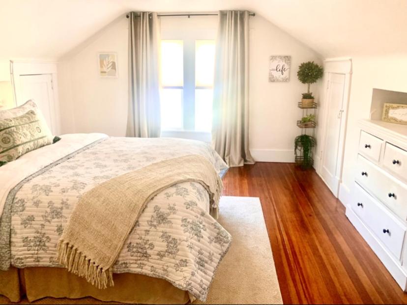 Säng eller sängar i ett rum på Cute private room near Naval base & Electric Boat