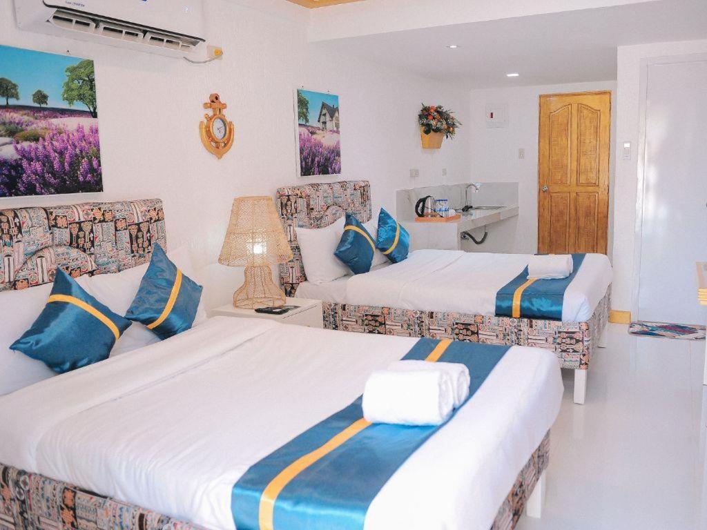 Postel nebo postele na pokoji v ubytování Villa Excellance Beach and Wave Pool Resort