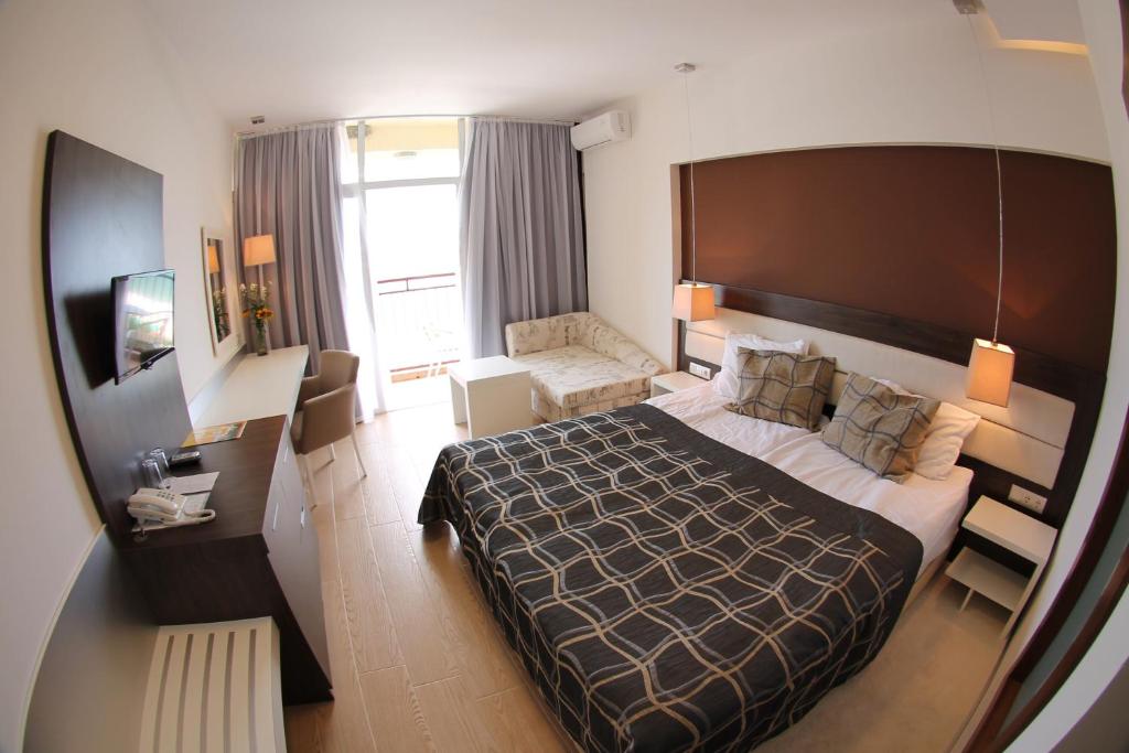 Deluxe Sea View Room with Balcony and Free Beach