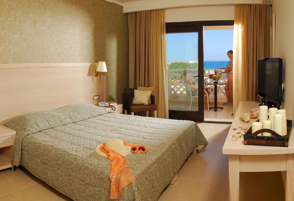 Postel nebo postele na pokoji v ubytování Cactus Royal Spa & Resort Adults Only