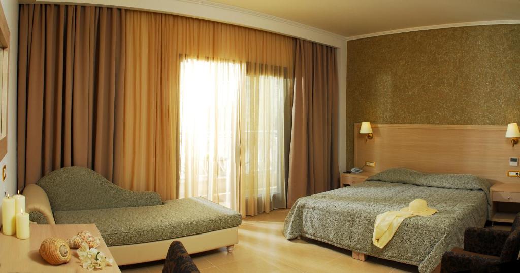 Postel nebo postele na pokoji v ubytování Cactus Royal Spa & Resort Adults Only