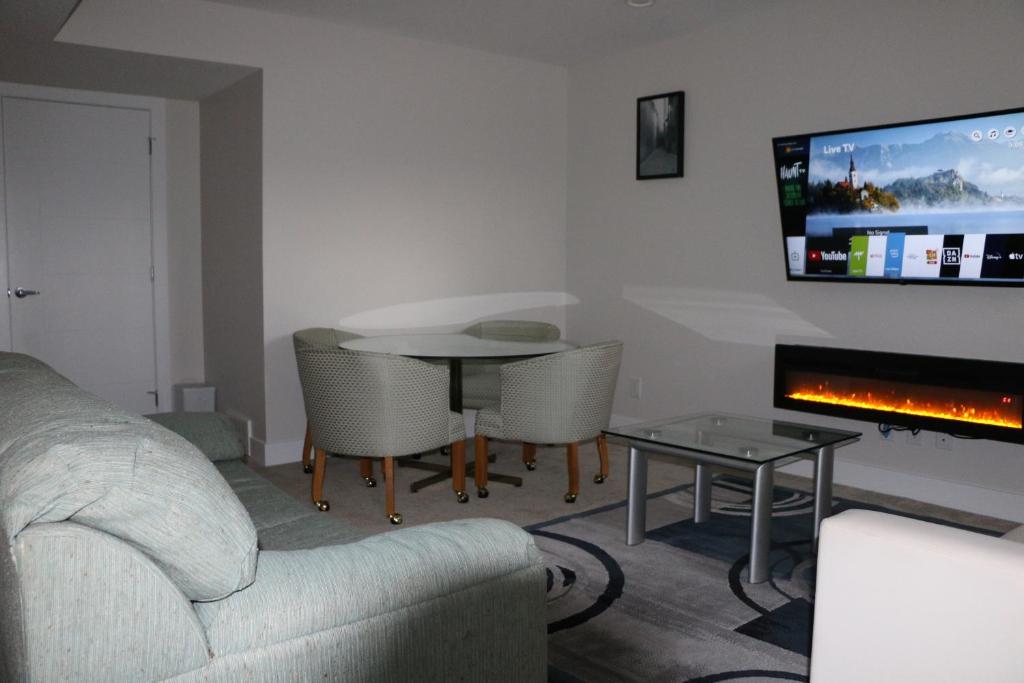 TV a/nebo společenská místnost v ubytování Guest Suite in Calgary