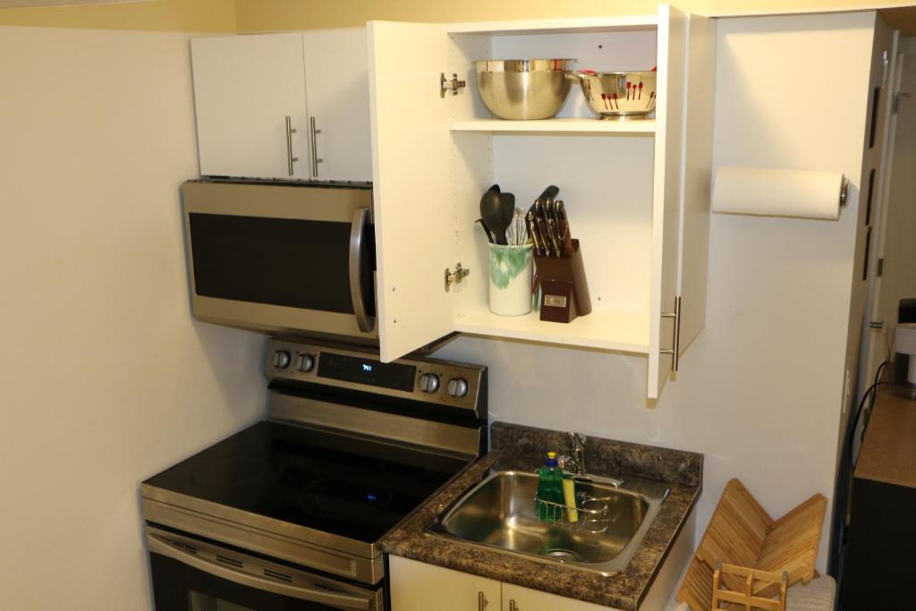 Kuchyň nebo kuchyňský kout v ubytování Guest Suite in Calgary