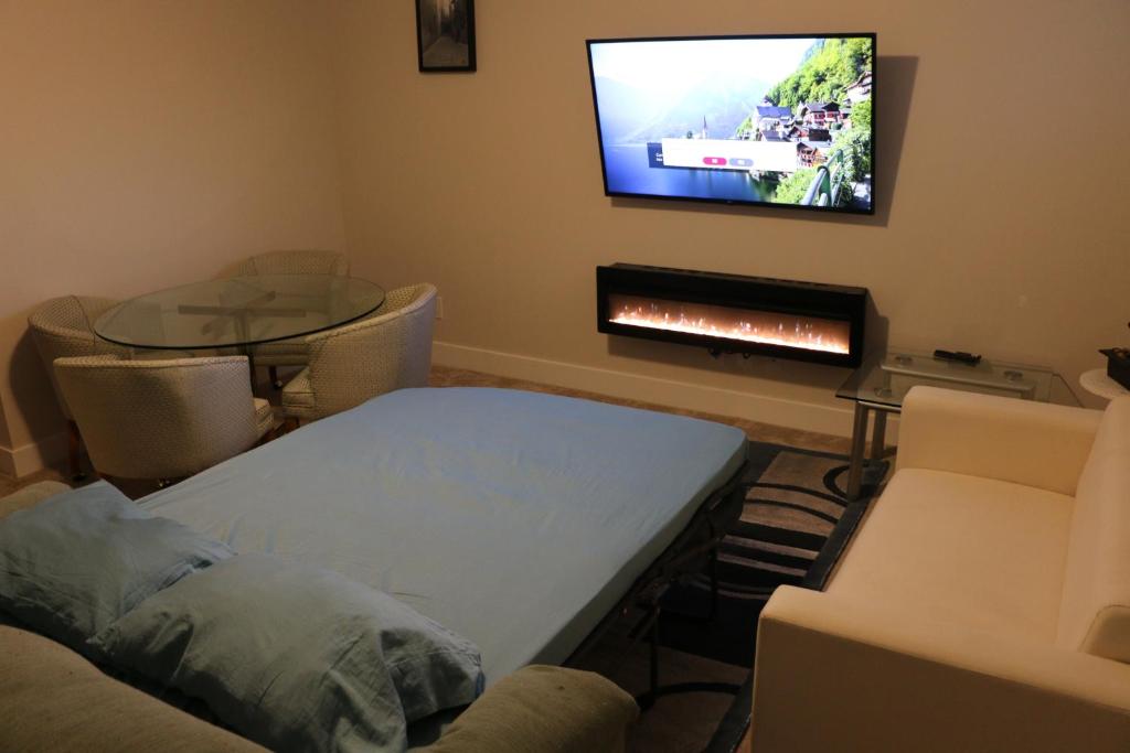 TV a/nebo společenská místnost v ubytování Guest Suite in Calgary