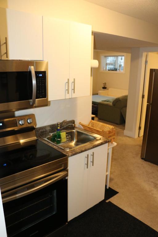 Kuchyň nebo kuchyňský kout v ubytování Guest Suite in Calgary