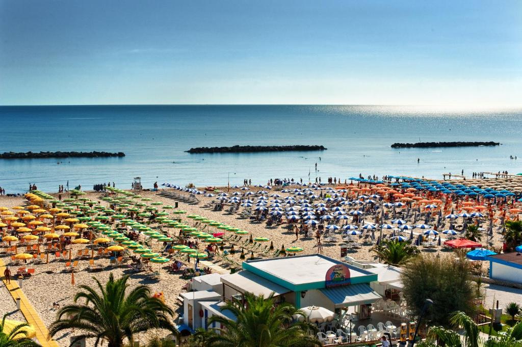 En strand vid eller i närheten av hotellet