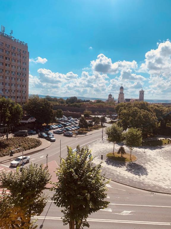 a view of a city with cars parked in a parking lot at Apartament Viorela in Alba Iulia
