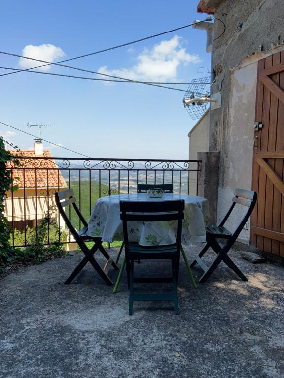 Μπαλκόνι ή βεράντα στο Petit appartement à proximité de St Florent