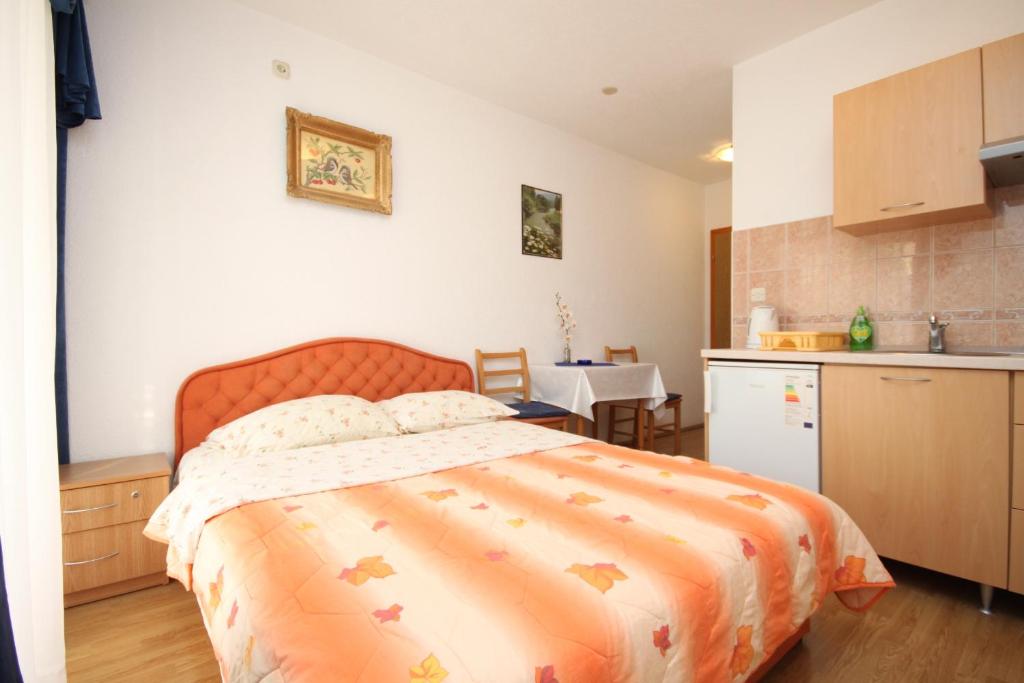 Apartments by the sea Kastel Kambelovac, Kastela - 8627 - Estudio Con Terraza