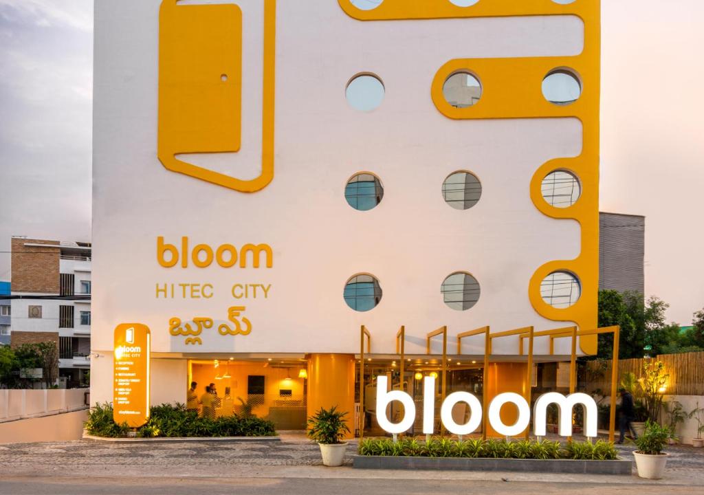 un edificio con un cartel que lee la flor de la ciudad en Bloom Hotel - HITEC City, en Hyderabad