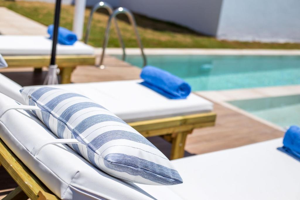 Bazén v ubytování OSSIANO POOL VILLAS, Heating Pool, 2 min drive to Haraki Beach & 10 to Lindos nebo v jeho okolí