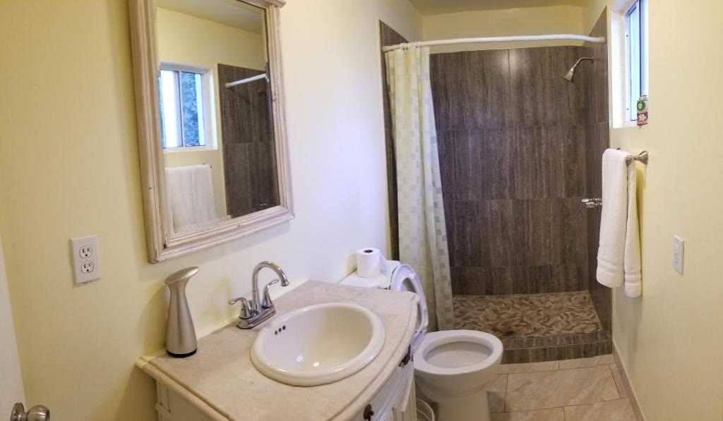 A bathroom at De Alamo hostel