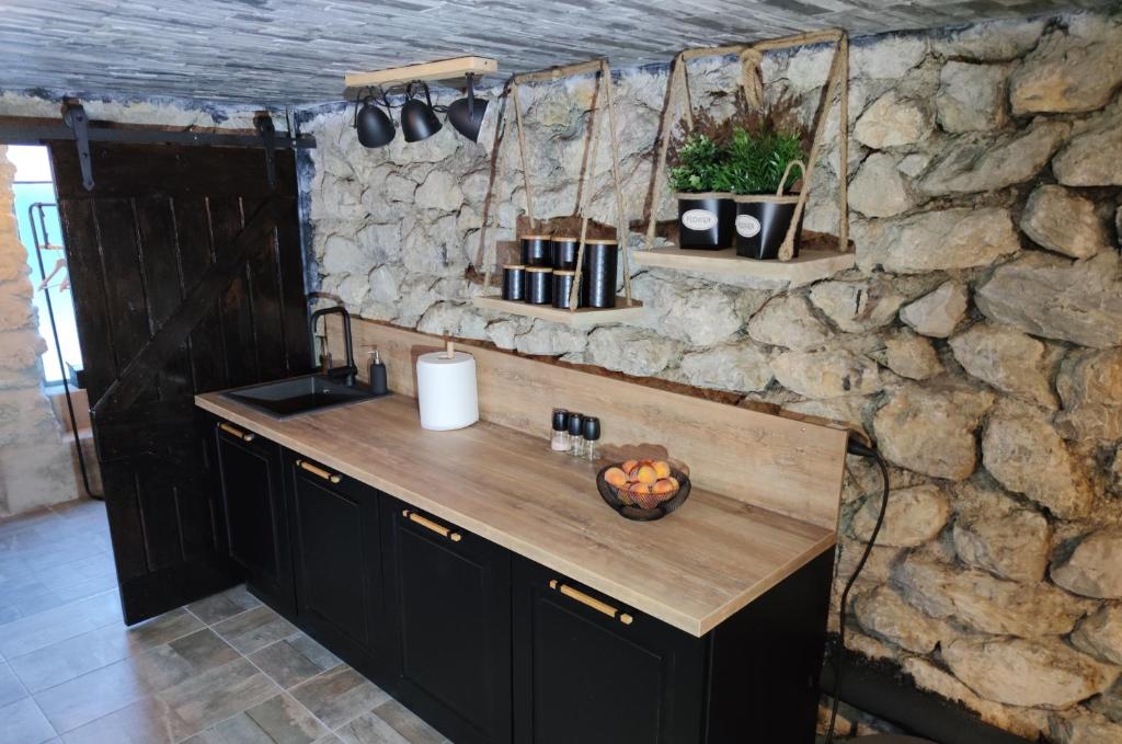 Kuchyň nebo kuchyňský kout v ubytování AQUA SOLAR APARTMANHÁZ