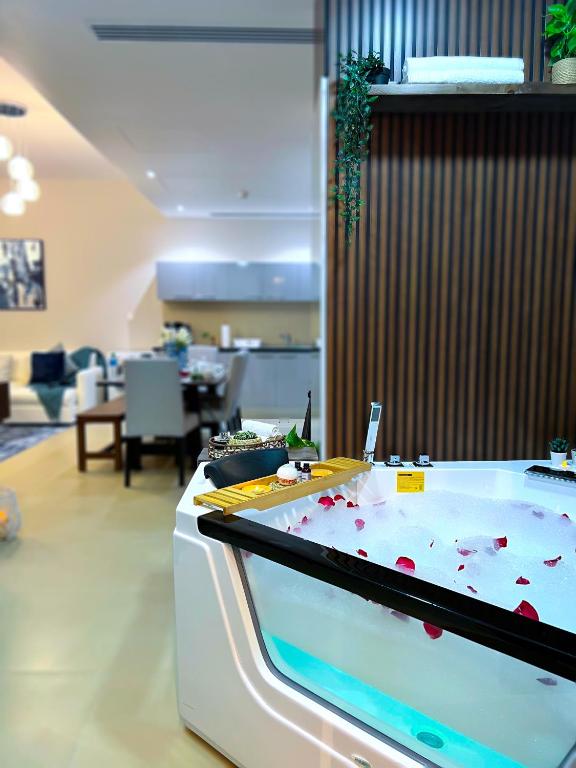 Fotografie z fotogalerie ubytování Stylish Apartment with a Jacuzzi (Park&Pool View) v destinaci Muscat