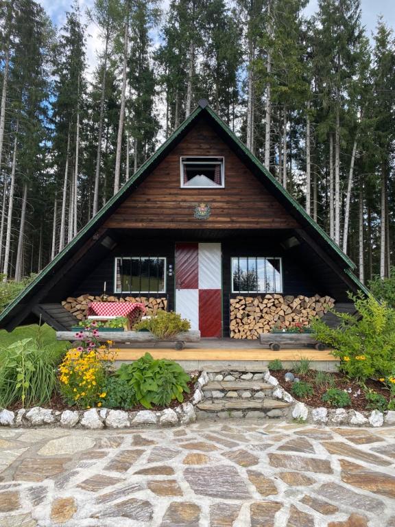 uma pequena casa no meio de uma floresta em Berghütte Waldheimat em Ratten