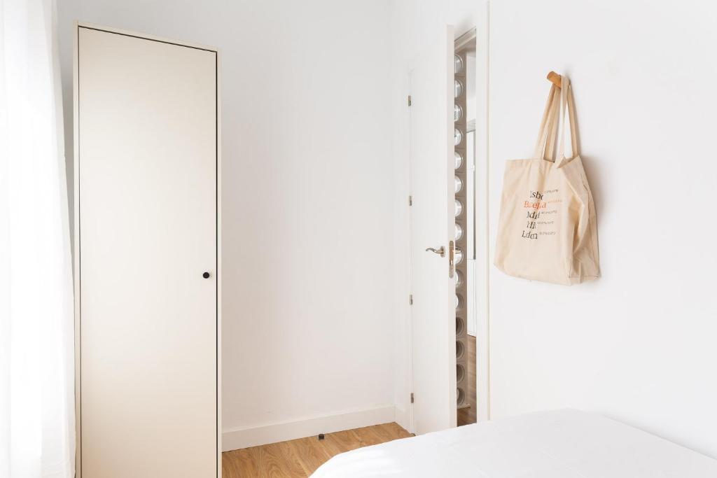 Posteľ alebo postele v izbe v ubytovaní WOW Apartments by Olala Homes