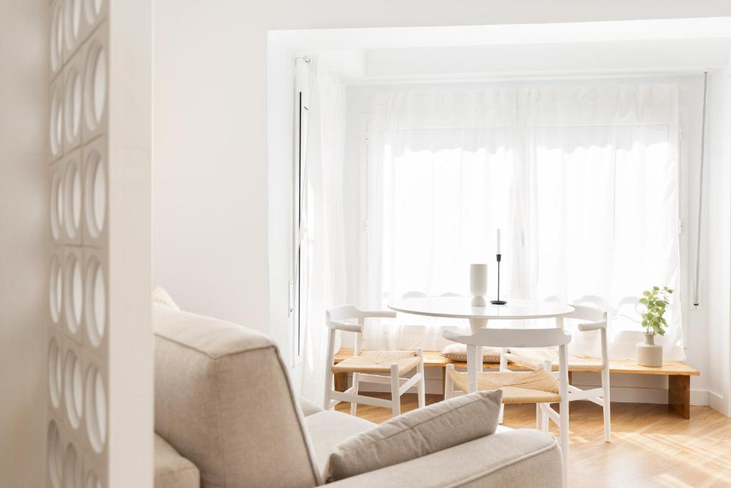 Posedenie v ubytovaní WOW Apartments by Olala Homes