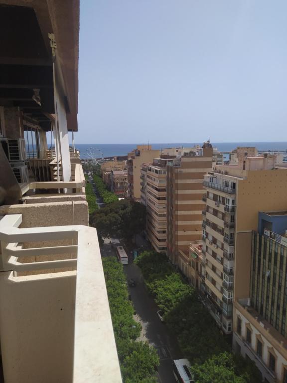widok na miasto z balkonu budynku w obiekcie Fantástico ático en el centro de Almería w mieście Almería