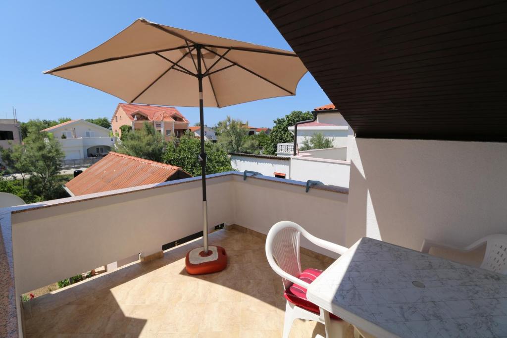 Balkón alebo terasa v ubytovaní Apartments with a parking space Nin, Zadar - 11402