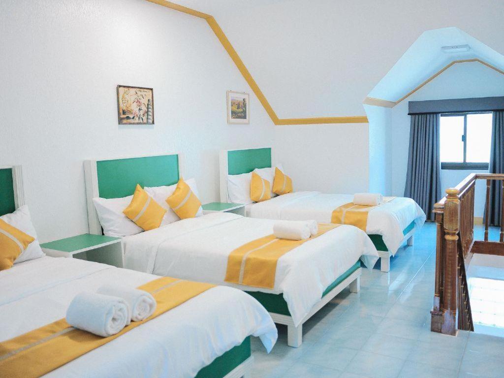 Postel nebo postele na pokoji v ubytování Villa Excellance Beach and Wave Pool Resort