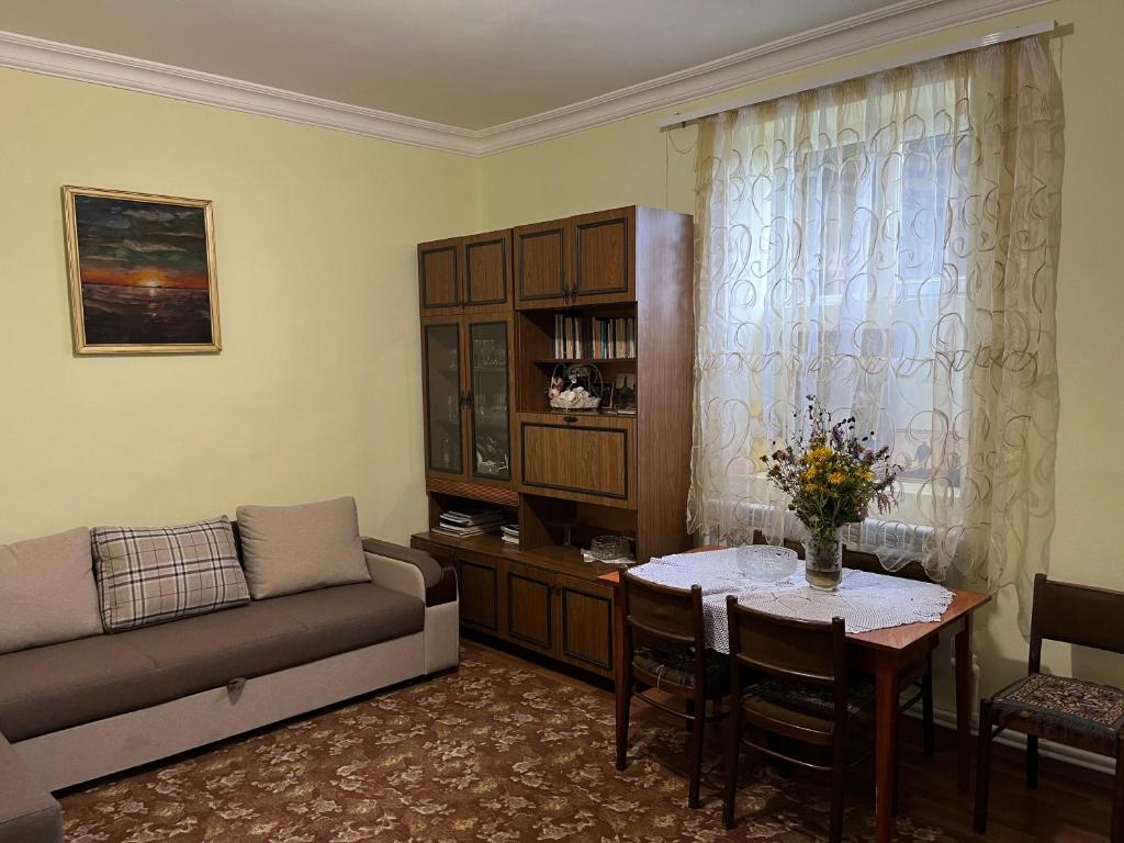 Posezení v ubytování Inexpensive house