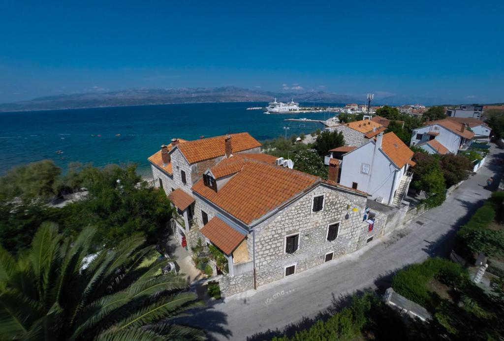 una vista aerea di una casa con l'oceano di Apartments by the sea Supetar, Brac - 11497 a Supetar (San Pietro di Brazza)