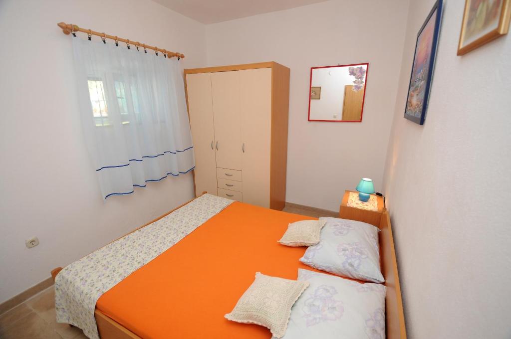 Letto o letti in una camera di Apartments by the sea Supetar, Brac - 11497