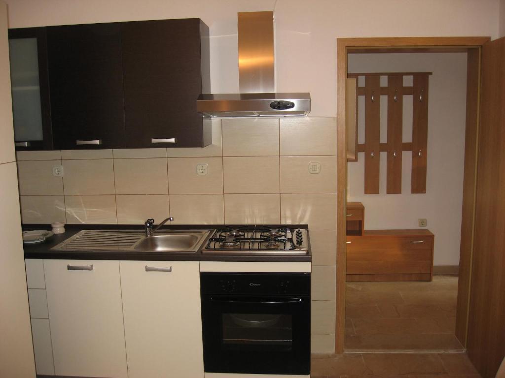 Cucina o angolo cottura di Apartments by the sea Supetar, Brac - 11497