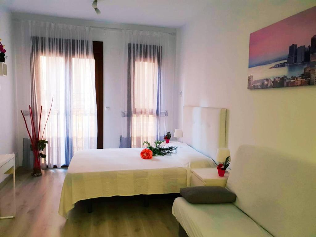 アリカンテにあるApartamento-estudio Corazón de Alicanteのベッドルーム(大型ベッド1台、ソファ付)
