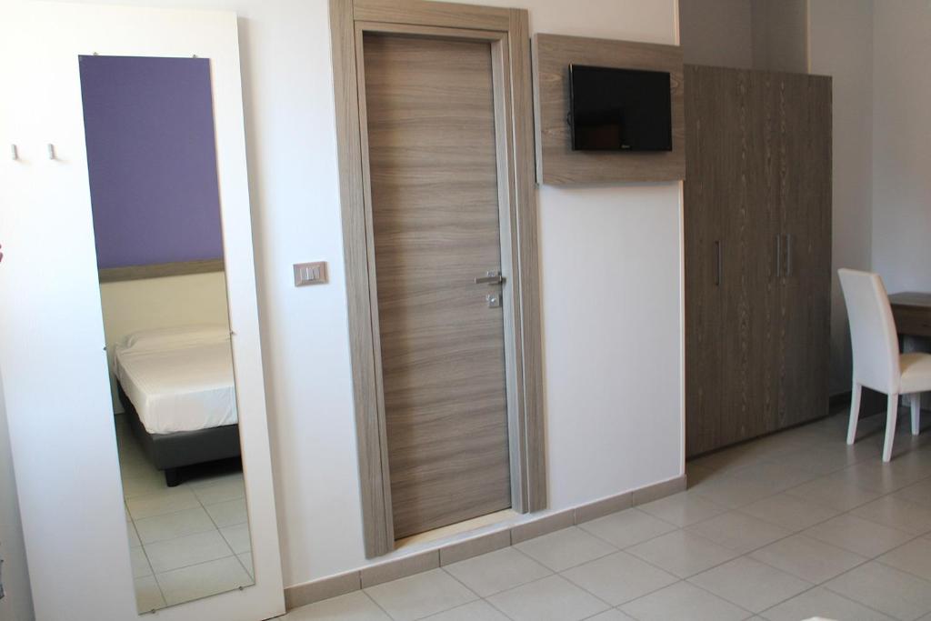 A television and/or entertainment centre at Hotel Savoia
