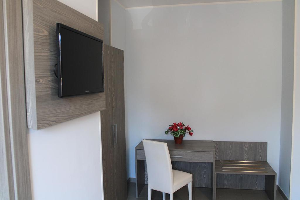 A television and/or entertainment centre at Hotel Savoia