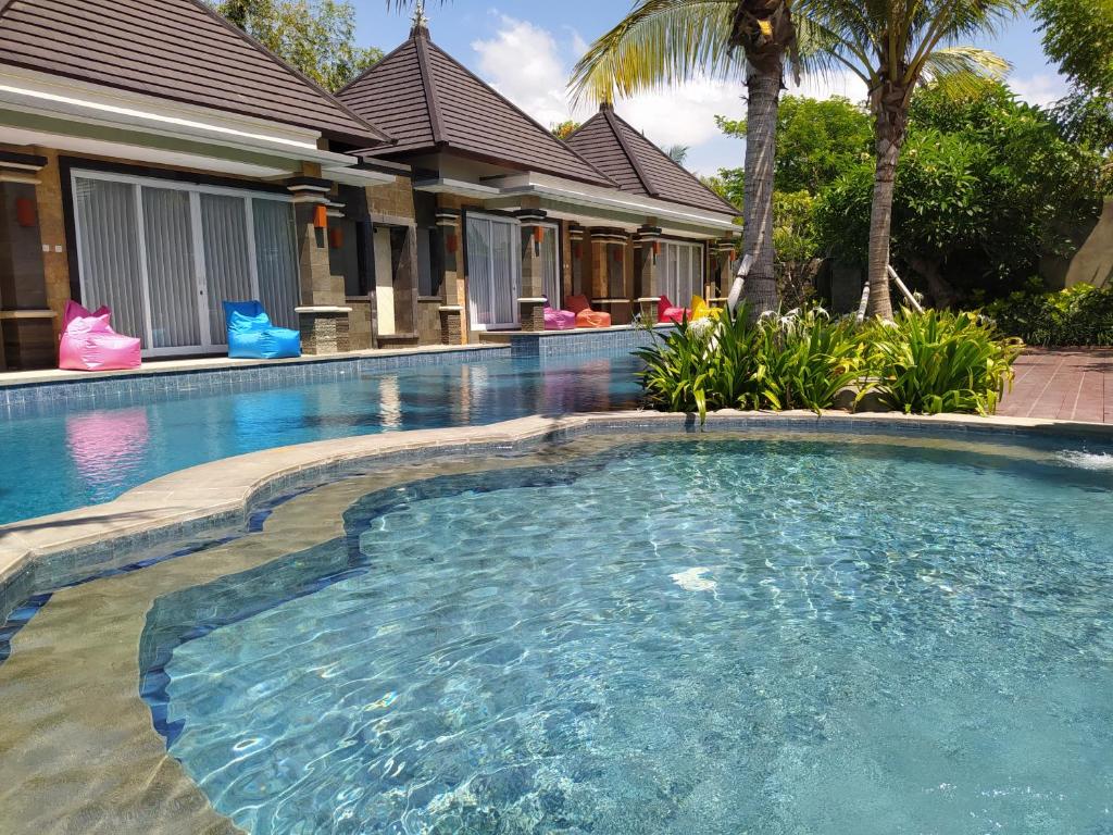 uma piscina em frente a uma casa em Room in Villa - Kori Maharani Villas - Suite Lagoon 2 em Siyut